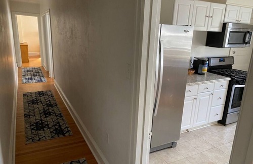 Bryn Mawr Apartamento | BM~4 2mins DT/Patio+Parking/50” Roku TV/400 Mbps