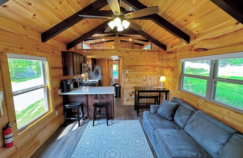 Twin Mountain Cabaña | BMV6 Awesome "Tiny Home" A/C, Mountain Views, Minutes to Skiing, Hiking, Attractions, Dog Friendly!