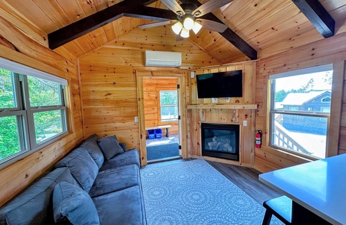 Twin Mountain Cabaña | BMV6 Awesome "Tiny Home" A/C, Mountain Views, Minutes to Skiing, Hiking, Attractions, Dog Friendly!