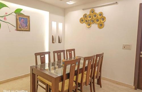 Shalimar Bagh Apartamento | BnBBuddy Chirayu Home 5 BR Duplex@ Shalimar Bagh