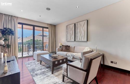 Palm Jumeirah Apartamento | bnbme - Luxury 2BR Anantara Palm Apt Beachfront Lagoon Pools Balcony & Spa Access