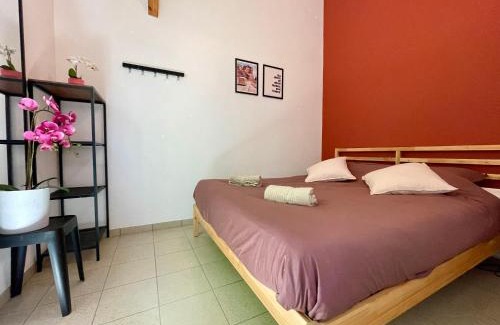 Republique - Tolstoi Casa | BnGo I Maison Terracotta I Jardin, Garage, 3 chambres, 9 personnes