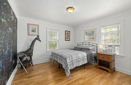 Central - Terry Apartamento | Bo's Rusty Relic Central Billings near park, hospital, shared hot tub, sauna