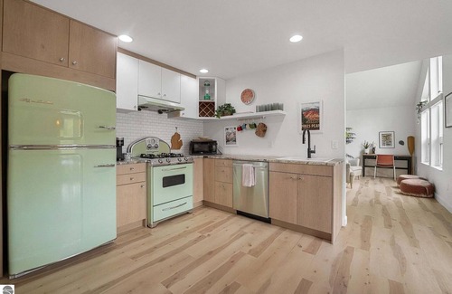 Mayfield Casa | 🌅 Boardman Lakeview Retreat close to Downtown TC ➠ 800