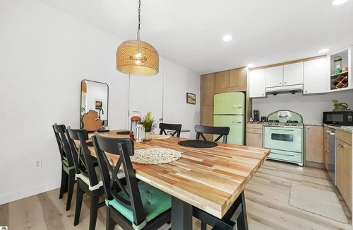 Mayfield Casa | 🌅 Boardman Lakeview Retreat close to Downtown TC ➠ 800