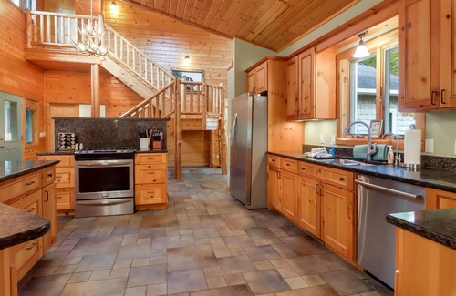 Mayfield Apartamento | Boardman Monarch Upscale River Lodge HOT Tub!