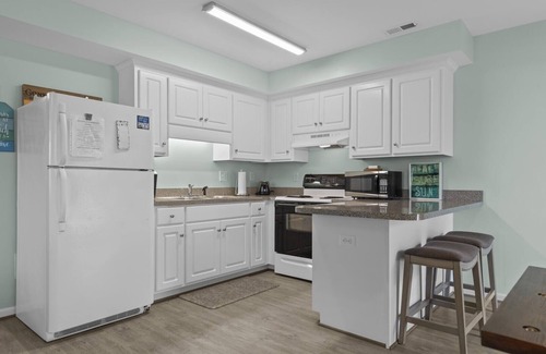 Atlantic Beach Condominio | Boardwalk Shores B 2 Bedroom Duplex by RedAwning