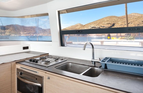 Vlychada Alquiler De Eote | Barco 'Catamarán B-happy Bali' con vistas al mar y aire acondicionado
