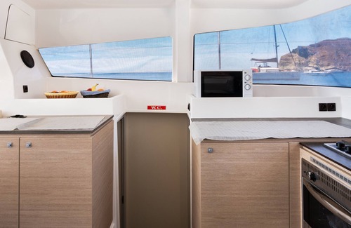 Vlychada Alquiler De Eote | Barco 'Catamarán B-happy Bali' con vistas al mar y aire acondicionado