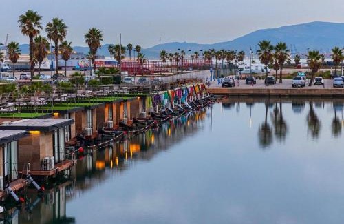 La Línea de la Concepción Alquiler De Eote | Boat Haus - Casas Flotantes frente a Gibraltar
