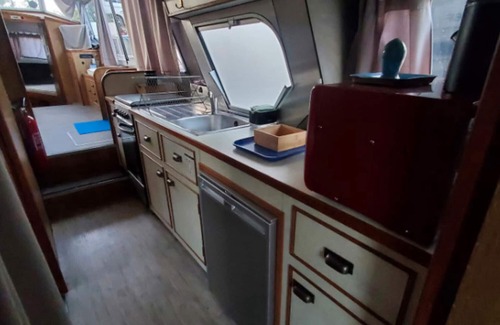 Bellegarde Alquiler De Eote | Boat 'Odyssey Croisieres' with Lake View and Air Conditioning