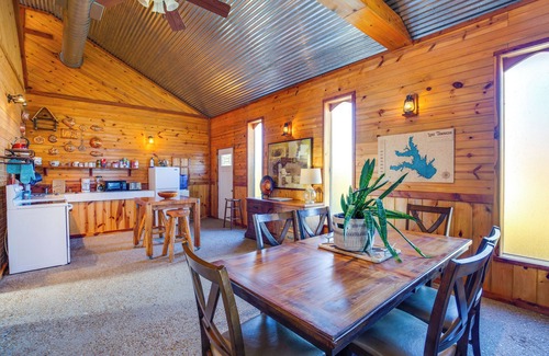 Quinlan Cabina | Boat Ramp & Fire Pit: Lake Tawakoni Group Retreat!