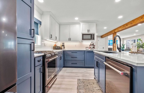 Lone Star Casa | Boat Ramp, Kayaks, BBQ Grill, King Bed!