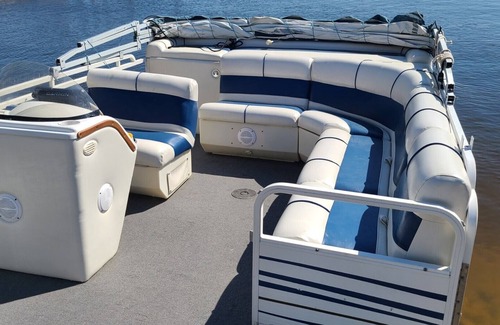 Summerton Alquiler De Eote | BOAT Rental Only - Bentley Pontoon with new Garmin electronics