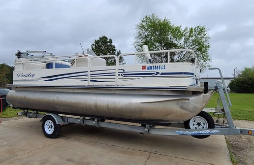 Summerton Alquiler De Eote | BOAT Rental Only - Bentley Pontoon with new Garmin electronics