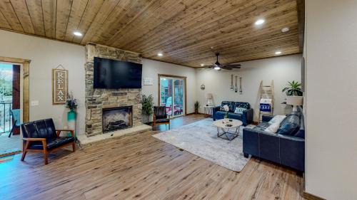 Indian Point Casa | Boat Slip - Luxury Lake Resort Lodge