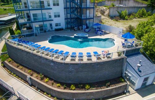 Lake Ozark Apartamento | Boat Slip, Views Waterfront Lake Ozark Condo!