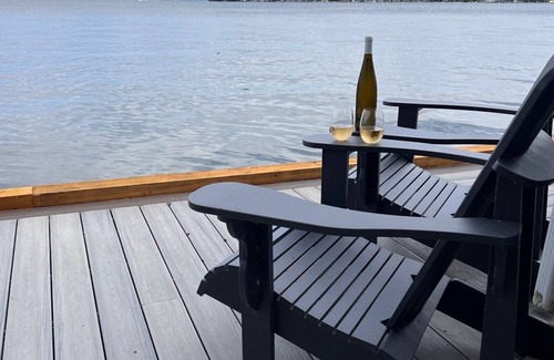 Innisfil Cabaña | Boathouse Escape on Lake Simcoe! Perfect couples (+1) retreat 1 hour from GTA
