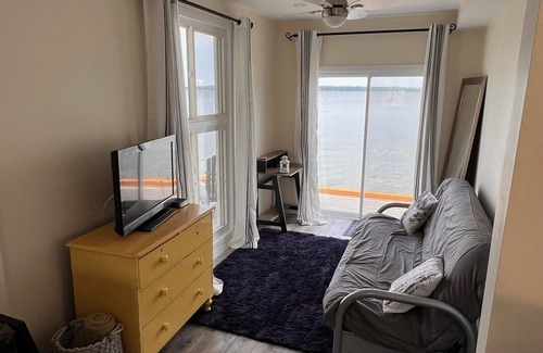 Innisfil Cabaña | Boathouse Escape on Lake Simcoe! Perfect couples (+1) retreat 1 hour from GTA