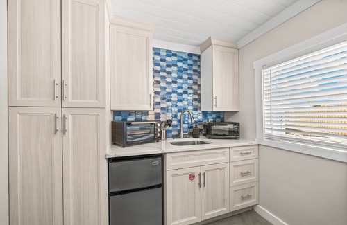 Orlando Beach Condominio | Boathouse Inspired Riverfront Villa- Steps from Private Beach Access, Fire Pit, & BBQ Grills