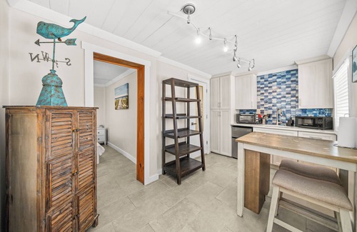 Orlando Beach Condominio | Boathouse Inspired Riverfront Villa- Steps from Private Beach Access, Fire Pit, & BBQ Grills