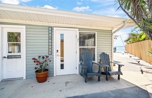 Orlando Beach Condominio | Boathouse Inspired Riverfront Villa- Steps from Private Beach Access, Fire Pit, & BBQ Grills