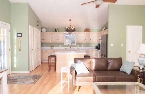 High Point Casa | Boats N Oats: Great family getaway, wifi, gentle lot, kayak