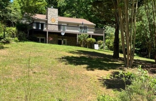 High Point Casa | Boats N Oats: Great family getaway, wifi, gentle lot, kayak
