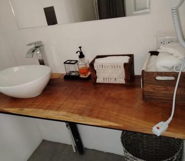 Puerto Viejo de Talamanca Casa | Bob Marley Room, beautiful cabin surrounded by Jungle