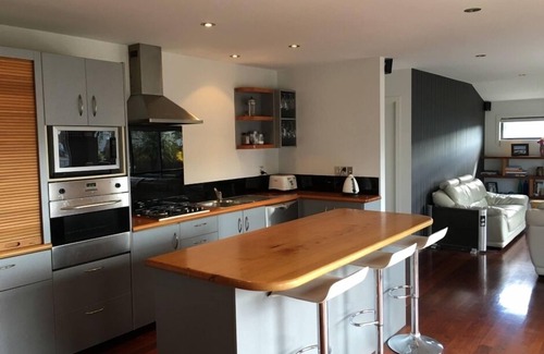 Whangamata Casa | Casa moderna en excelente ubicación