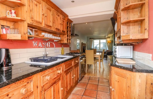 Ashford-in-the-Water Cabaña | BOBBIN COTTAGE, pet friendly, with open fire in Ashford-In-The-Water