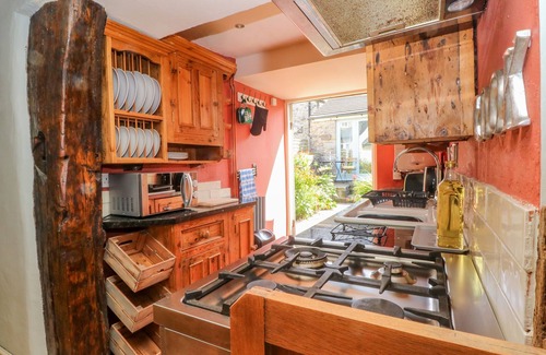 Ashford-in-the-Water Cabaña | BOBBIN COTTAGE, pet friendly, with open fire in Ashford-In-The-Water