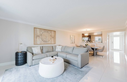 Boca Raton Condominio | Boca Raton Escape Pool Directly Across from Beach