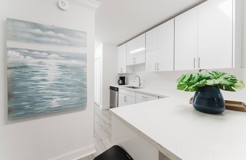 Boca Raton Apartamento | Boca Waterfront Oasis: Walk to Beach + Pool, Hot Tub, Gym