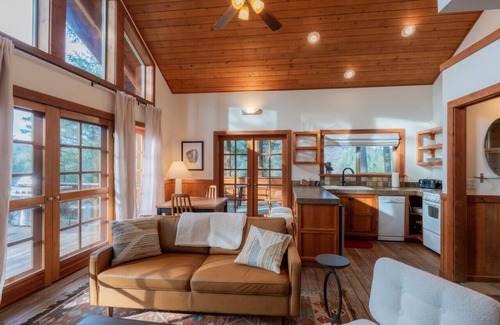 Ashland Cabina | Boccard Point Cabin w/ Jacuzzi and Wood Stove at Green Springs Inn