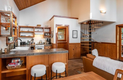 Ashland Cabina | Boccard Point Cabin w/ Jacuzzi and Wood Stove at Green Springs Inn