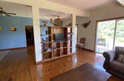 Jonesville Casa | Bodden Bight Estate, 3 Bedroom Simplicity