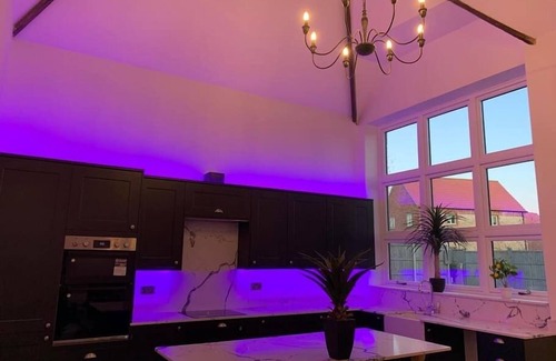 Holt Casa | Bodham Halls - green door - 5 bed