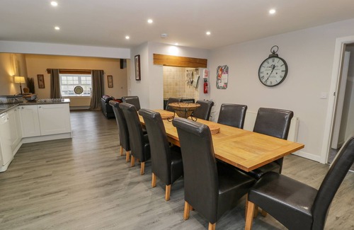 Pont-rug Cabaña | BODRUAL COTTAGE, family friendly, with hot tub in Caernarfon