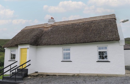 Oughterard Cabaña | BOFIN, pet friendly, with open fire in Oughterard, County Galway