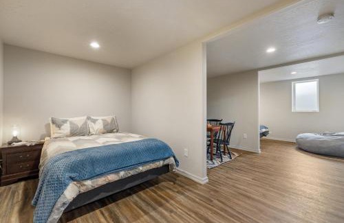 Cascade Casa | Bogie Bungalow - Walk to lake, bar & restaurant - Near golf course - AC - Fireplace - Pet Ok