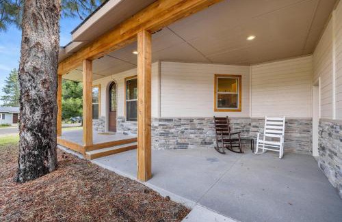 Cascade Casa | Bogie Bungalow - Walk to lake, bar & restaurant - Near golf course - AC - Fireplace - Pet Ok