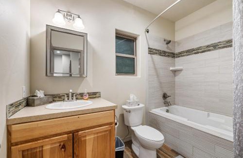 Cascade Casa | Bogie Bungalow - Walk to lake, bar & restaurant - Near golf course - AC - Fireplace - Pet Ok