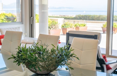 Son Serra de Marina Villa | BOHEMI - Fabulosa casa frente al mar con piscina interior. Wifi gratis.