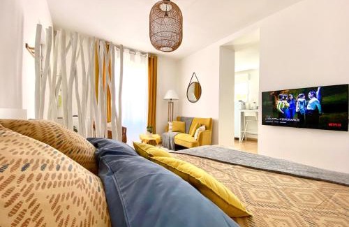 Sens Apartamento | Bohemia - By BEST KEYS - Idéal Pro & Couple - Cosy - Centre Ville - SMART TV - Machine à Café Nespresso - Netflix & WiFi Fibre - Check-in Autonome - Parking Facile & Gratuit - Confort & Équipements Premium