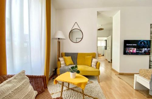 Sens Apartamento | Bohemia - By BEST KEYS - Idéal Pro & Couple - Cosy - Centre Ville - SMART TV - Machine à Café Nespresso - Netflix & WiFi Fibre - Check-in Autonome - Parking Facile & Gratuit - Confort & Équipements Premium