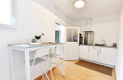 Sens Apartamento | Bohemia - By BEST KEYS - Idéal Pro & Couple - Cosy - Centre Ville - SMART TV - Machine à Café Nespresso - Netflix & WiFi Fibre - Check-in Autonome - Parking Facile & Gratuit - Confort & Équipements Premium