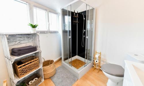 Sens Apartamento | Bohemia - By BEST KEYS - Idéal Pro & Couple - Cosy - Centre Ville - SMART TV - Machine à Café Nespresso - Netflix & WiFi Fibre - Check-in Autonome - Parking Facile & Gratuit - Confort & Équipements Premium