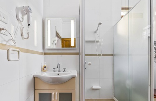 Henley Beach Casa | Bohemian beachside Henley Beach unit - one minute walk to the beach