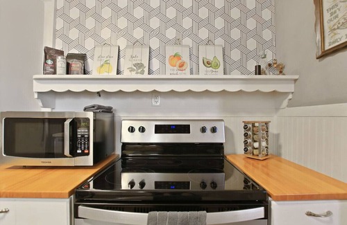 Columbia Casa | Bohemian Bungalow, Pac-Man, walk downtown!
